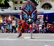 Pertunjukan Topeng Monyet Di Depan Rumah